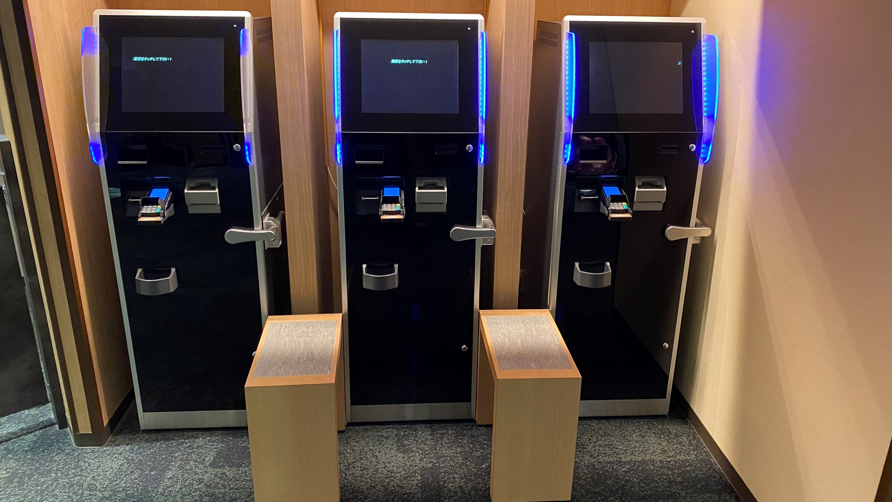 2階自動精算機フロントカウンター横