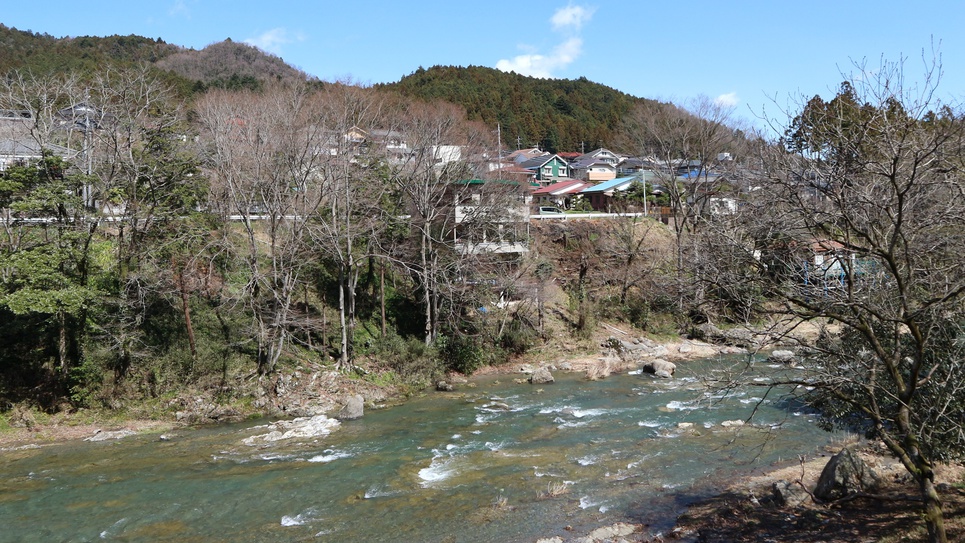 *【施設からの眺望】眼下に広がる秋川渓谷の風景。
