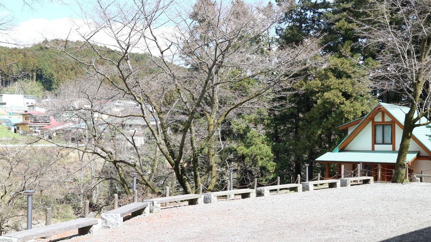 *【施設】敷地内の広場。すぐ近くに秋川渓谷の風景が広がります。