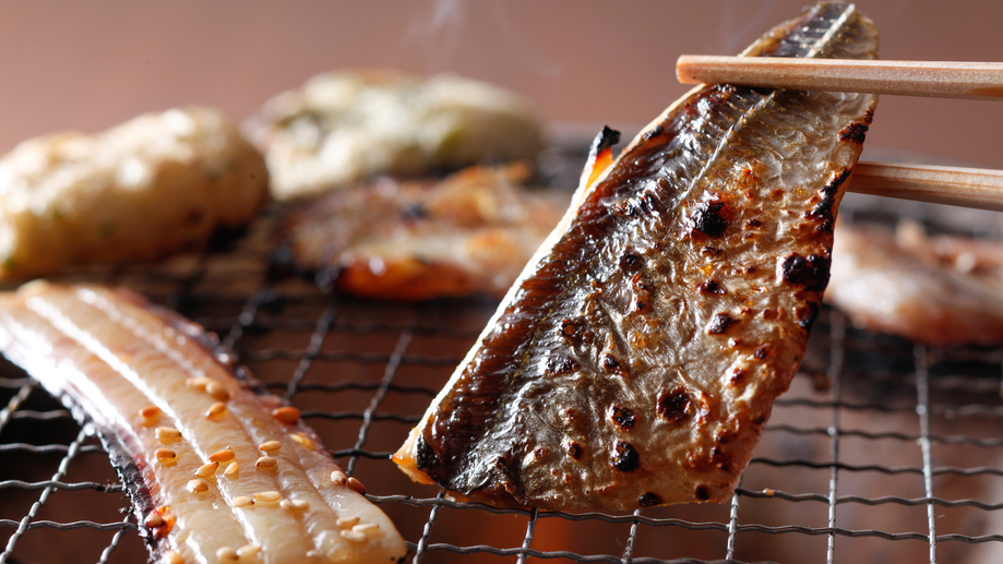 香ばしい薫りがしたら食べごろ。日替わりの干物と練り物の炙り焼き食べ放題（朝食イメージ）