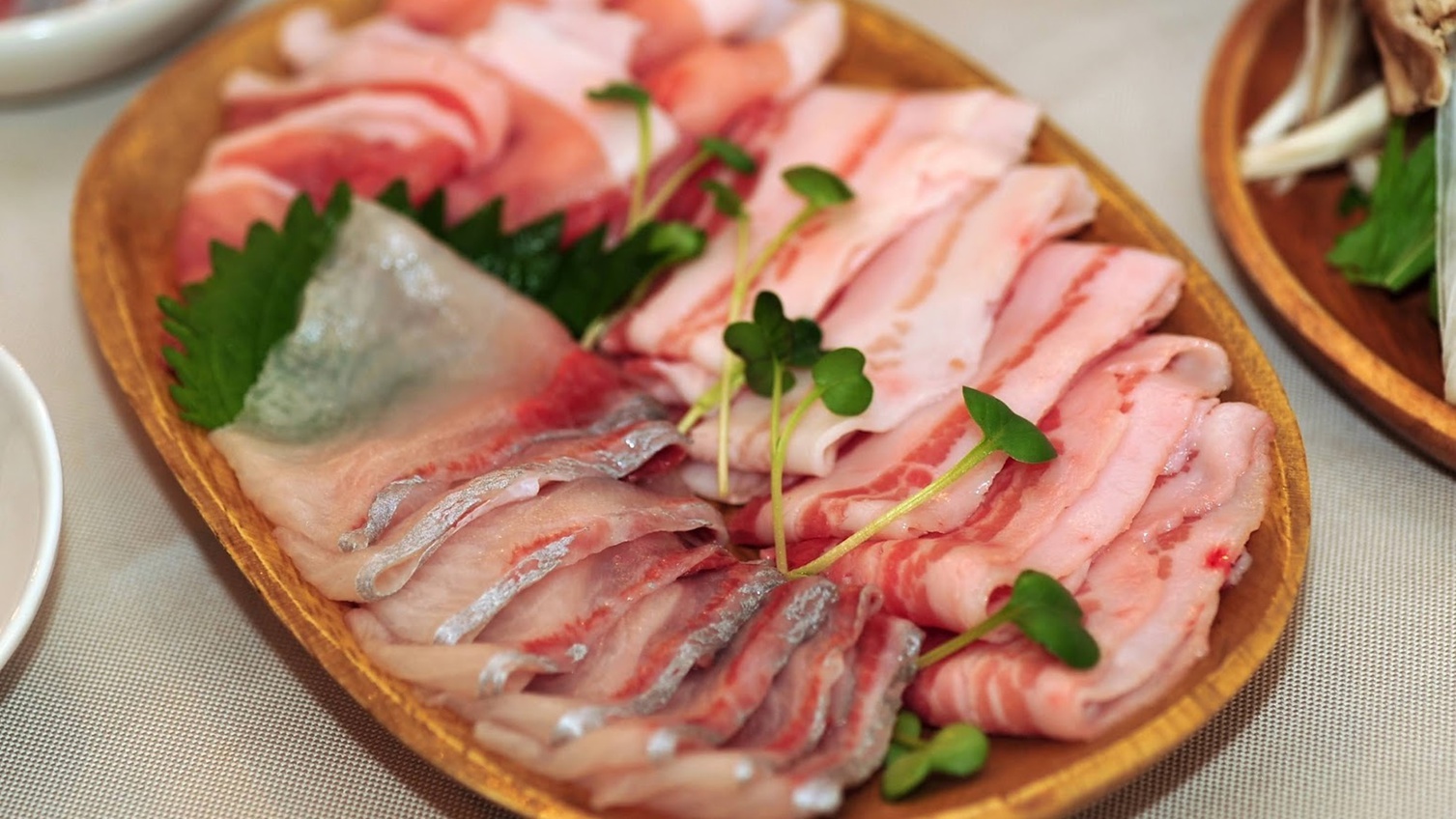 *【黒豚&カンパチ】鹿児島のおいしいを一度に味わえるのはユクサ特製。そのままお鍋へどうぞ！