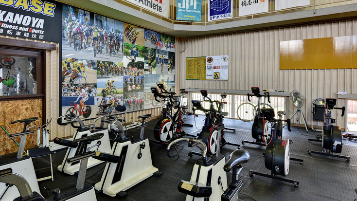 *【体育館/ジム】自転車競技向けのトレーニング器具を用意しています。
