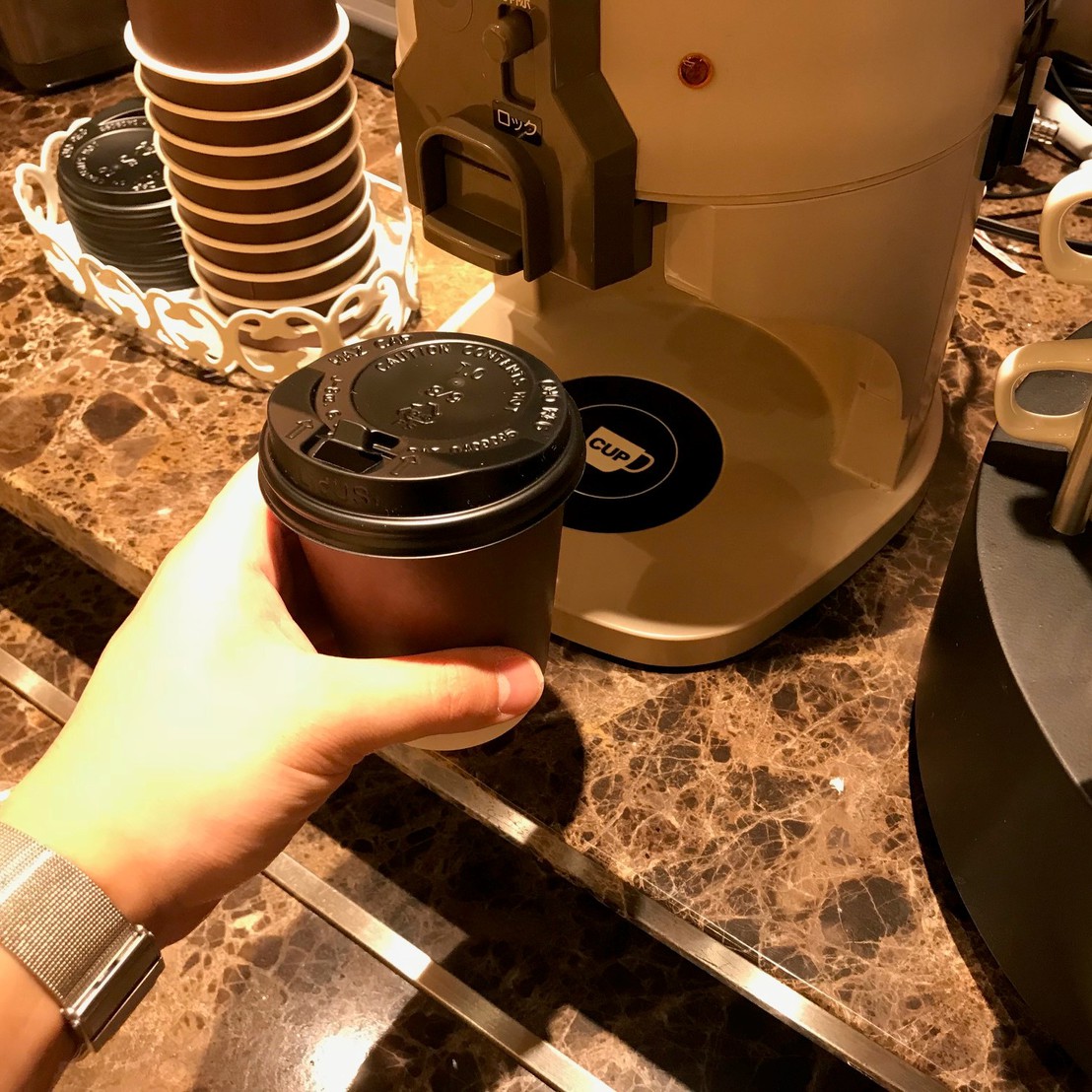 【朝食時】コーヒーはお部屋にテイクアウトOK！