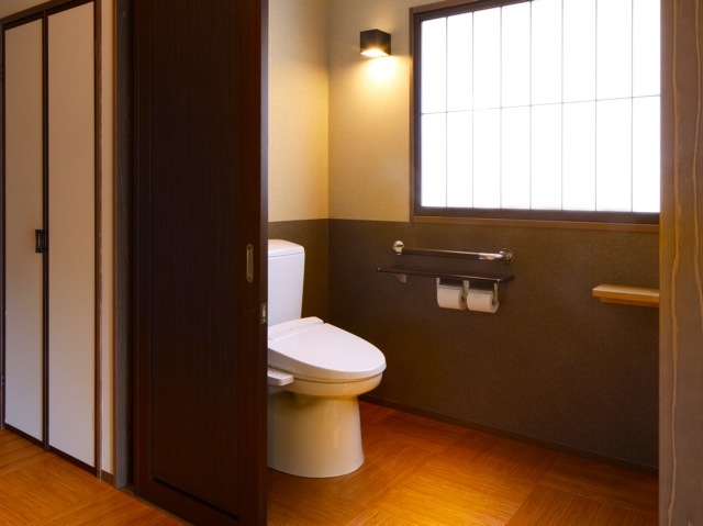 【別邸】半露天風呂付き和洋室（誕生寺側・バリアフリー仕様）トイレ