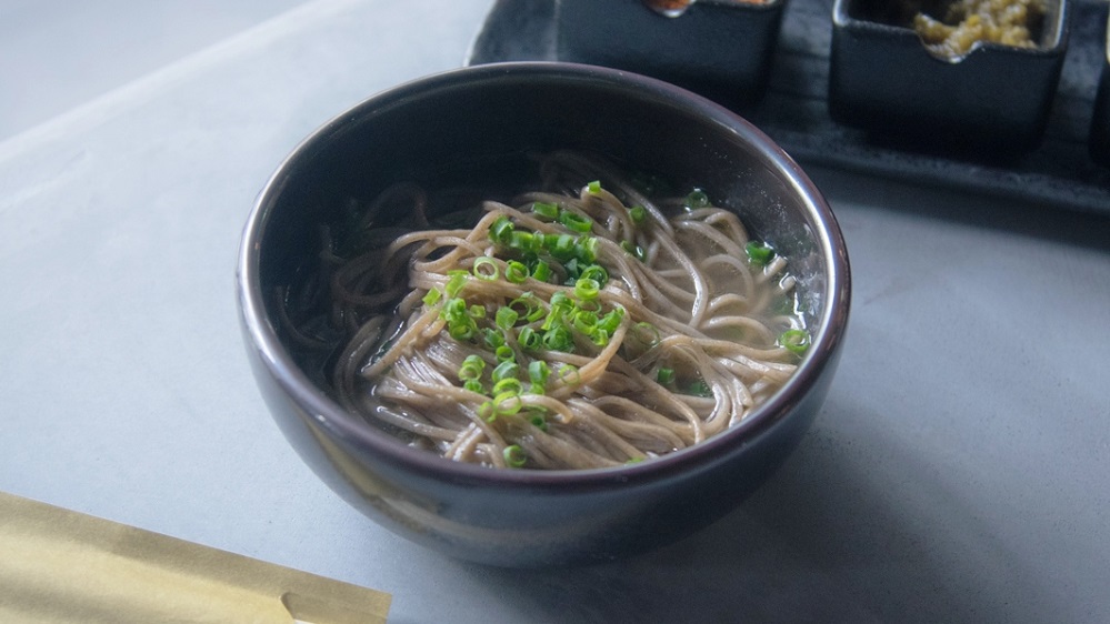 【子夜そば】 あっさりとやさしい鯛の出汁で作る温かいかけそばを毎日21時〜23時まで無料提供。