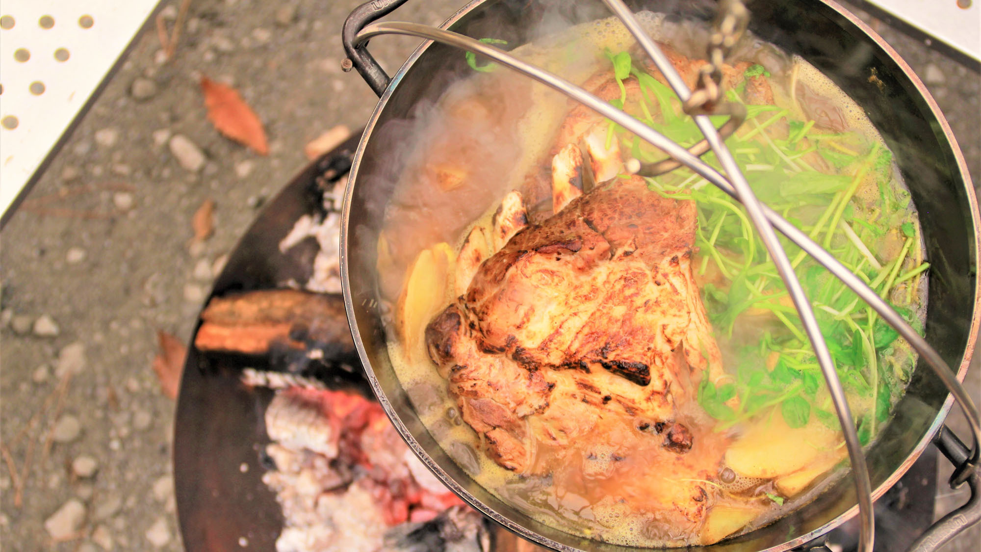 スペアリブのブロックをほろほろに煮込んだダッチオーブンで食べるカレー鍋です♪