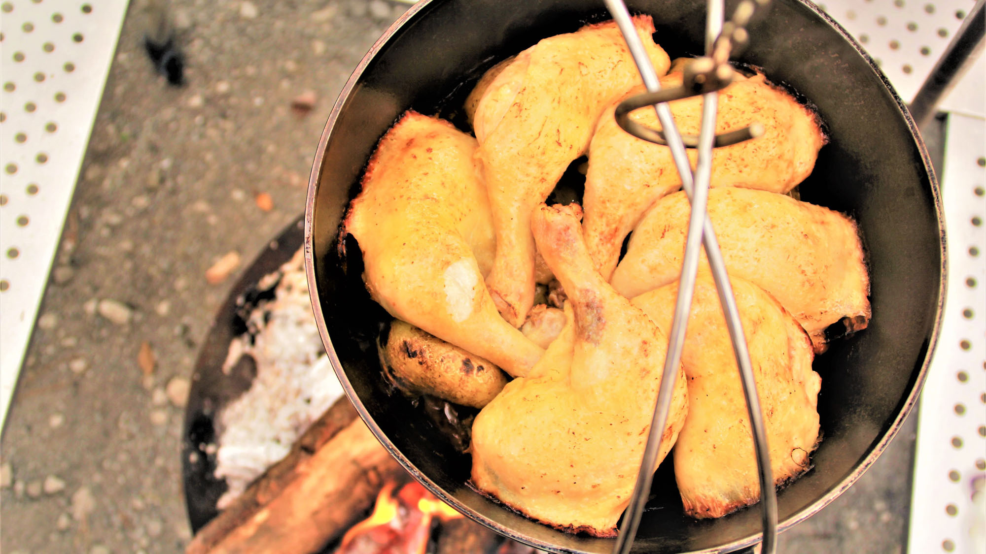 食べやすい鶏もも肉をダッチオーブンふっくらこんがりと焼いたローストチキンです