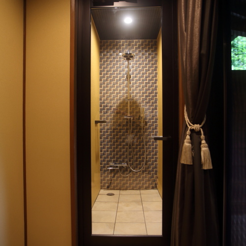 １階露天風呂付客室「古九谷」シャワーブース