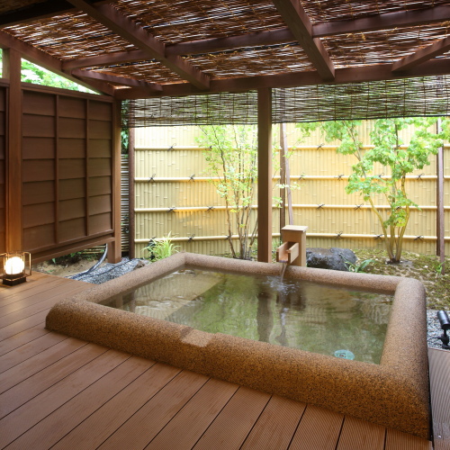 客室１階露天風呂付古九谷の間露天風呂