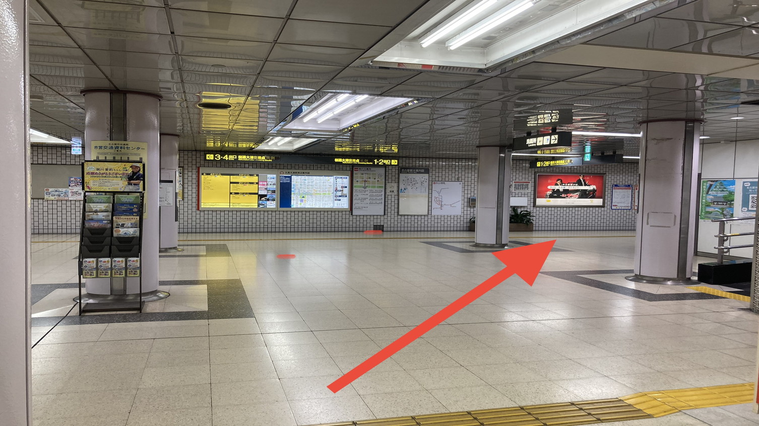 ①久屋大通駅の西改札口を出て右方向２番出口に向かって進んでください。