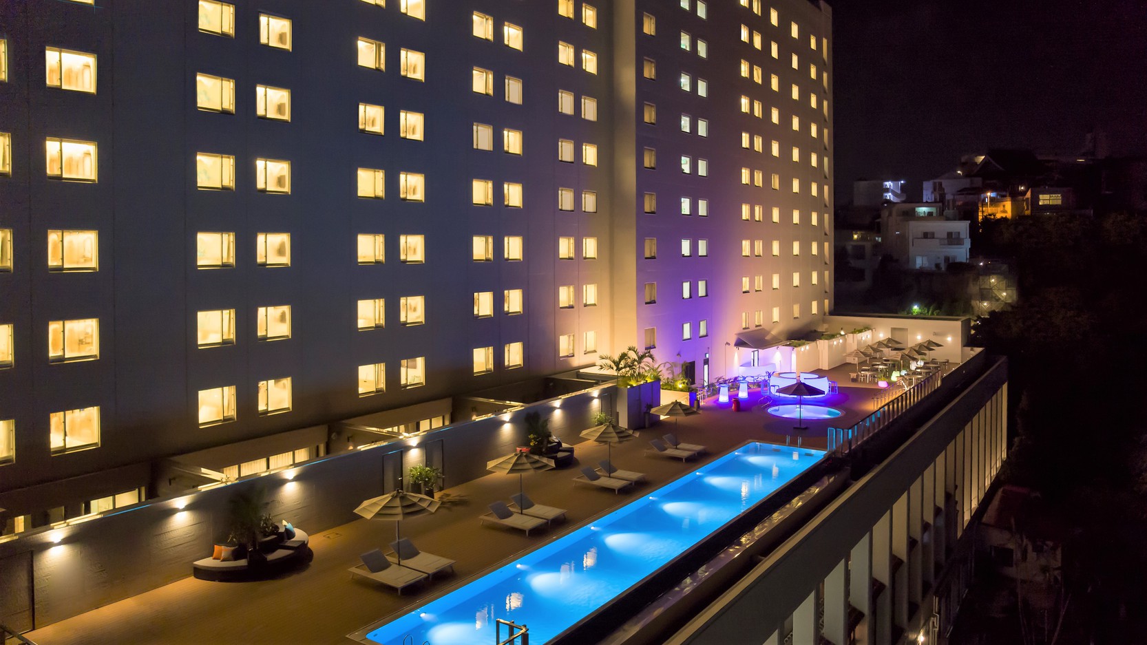 【ノボテル沖縄那覇 外観 夜】那覇市内一望のインフィニティプールがあるホテルです。