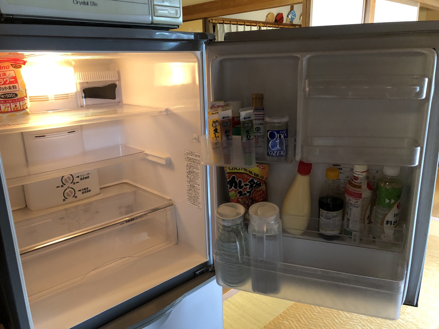 冷蔵庫内に調味料類を備えております