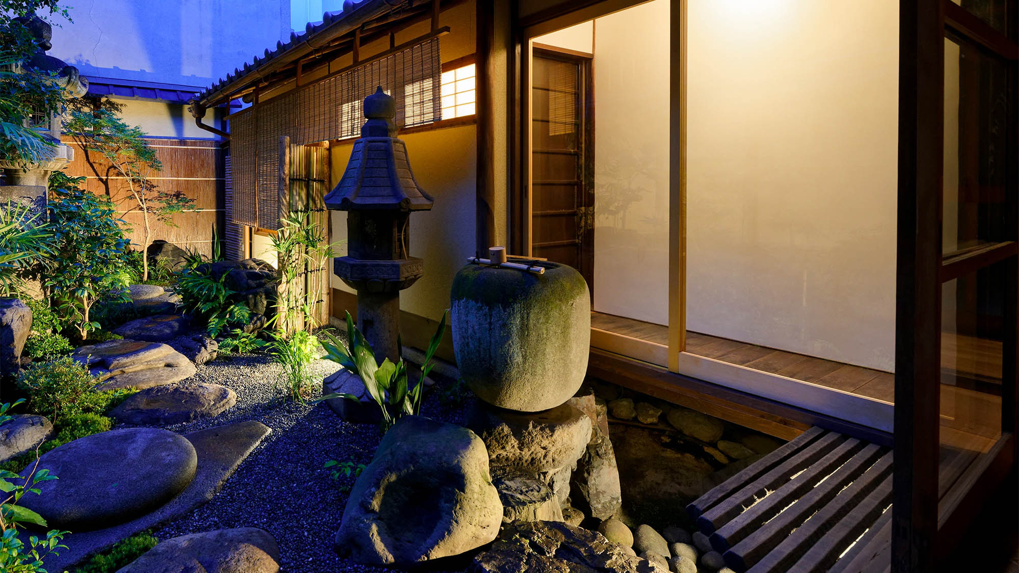 ・京町屋に灯る優しい照明の光が雰囲気を高めます