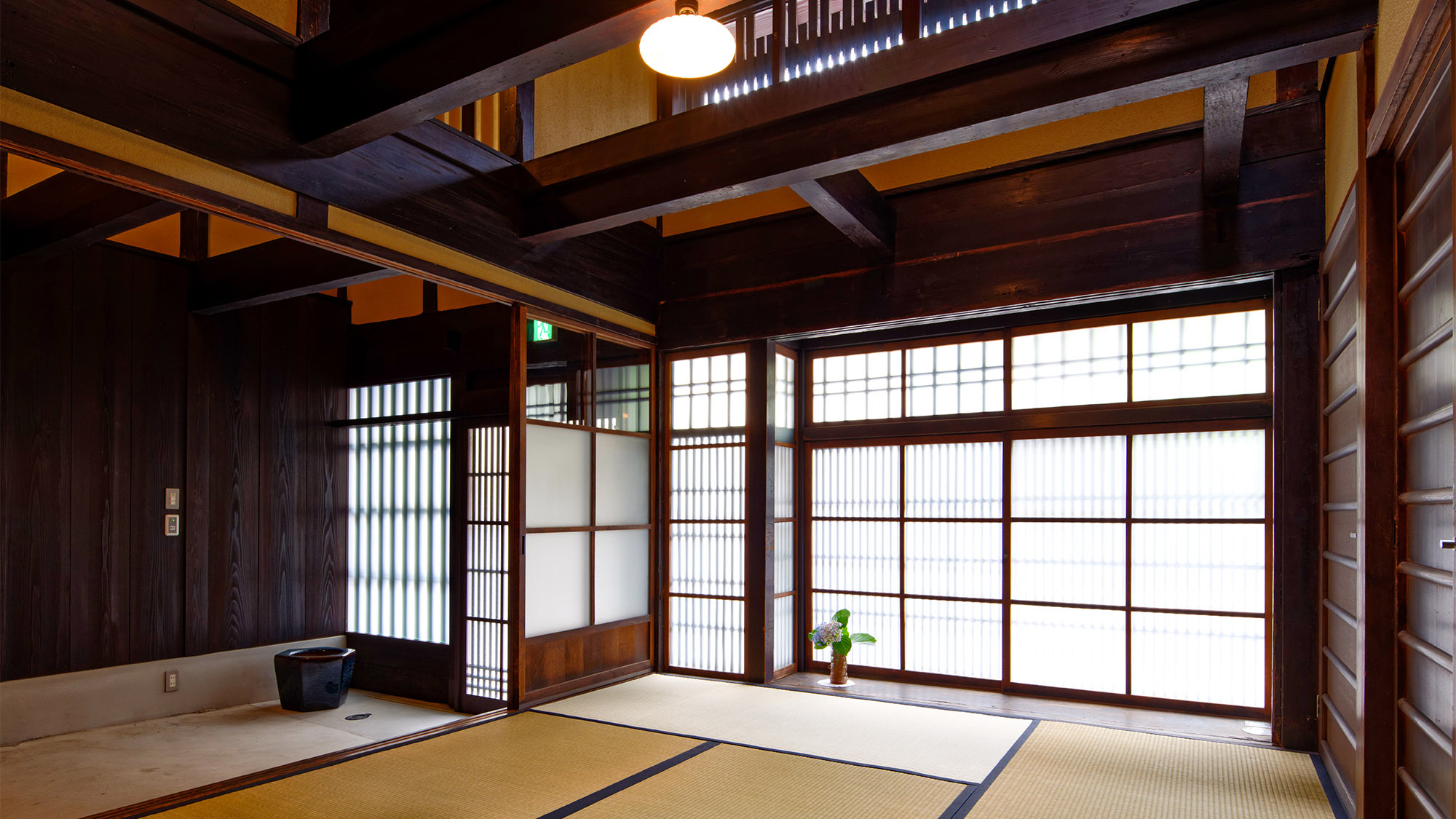 ・内と外を緩やかに分断する格子戸は京町屋の特徴の一つ