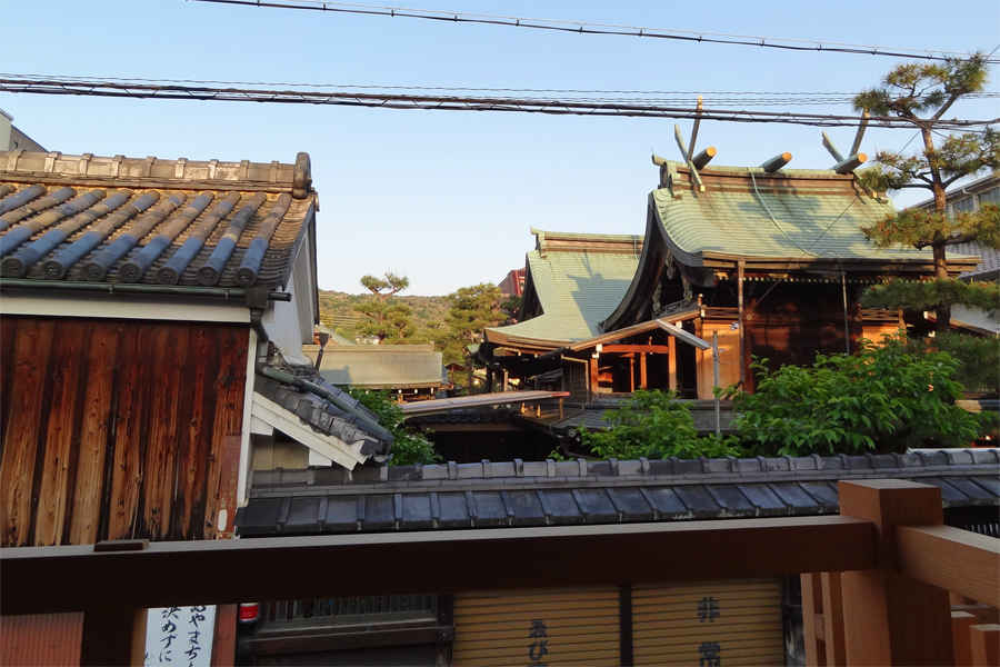 2階和室からゑびす神社の眺望