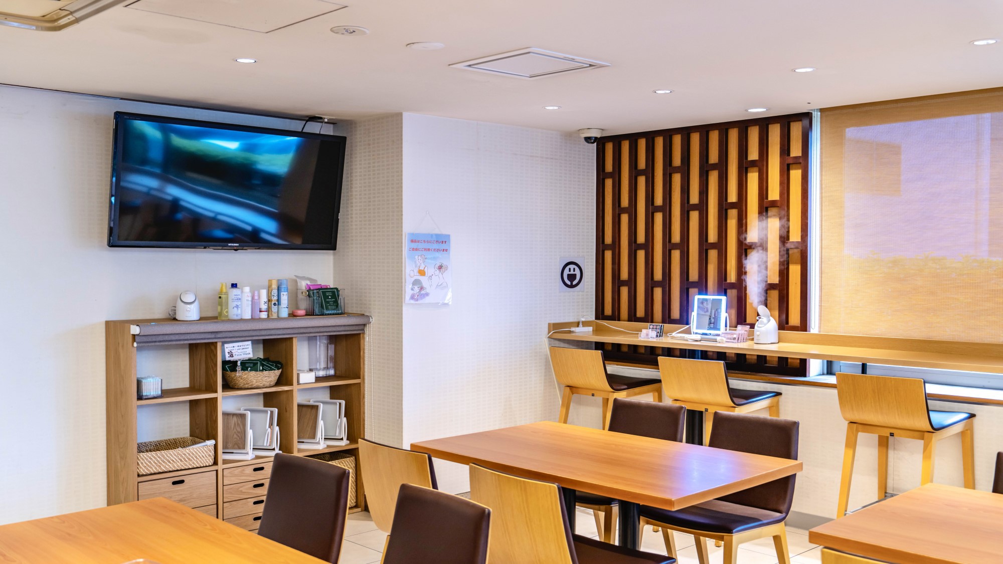 隣接する本館のパウダースペース（アネックス店のお客様もご利用可）