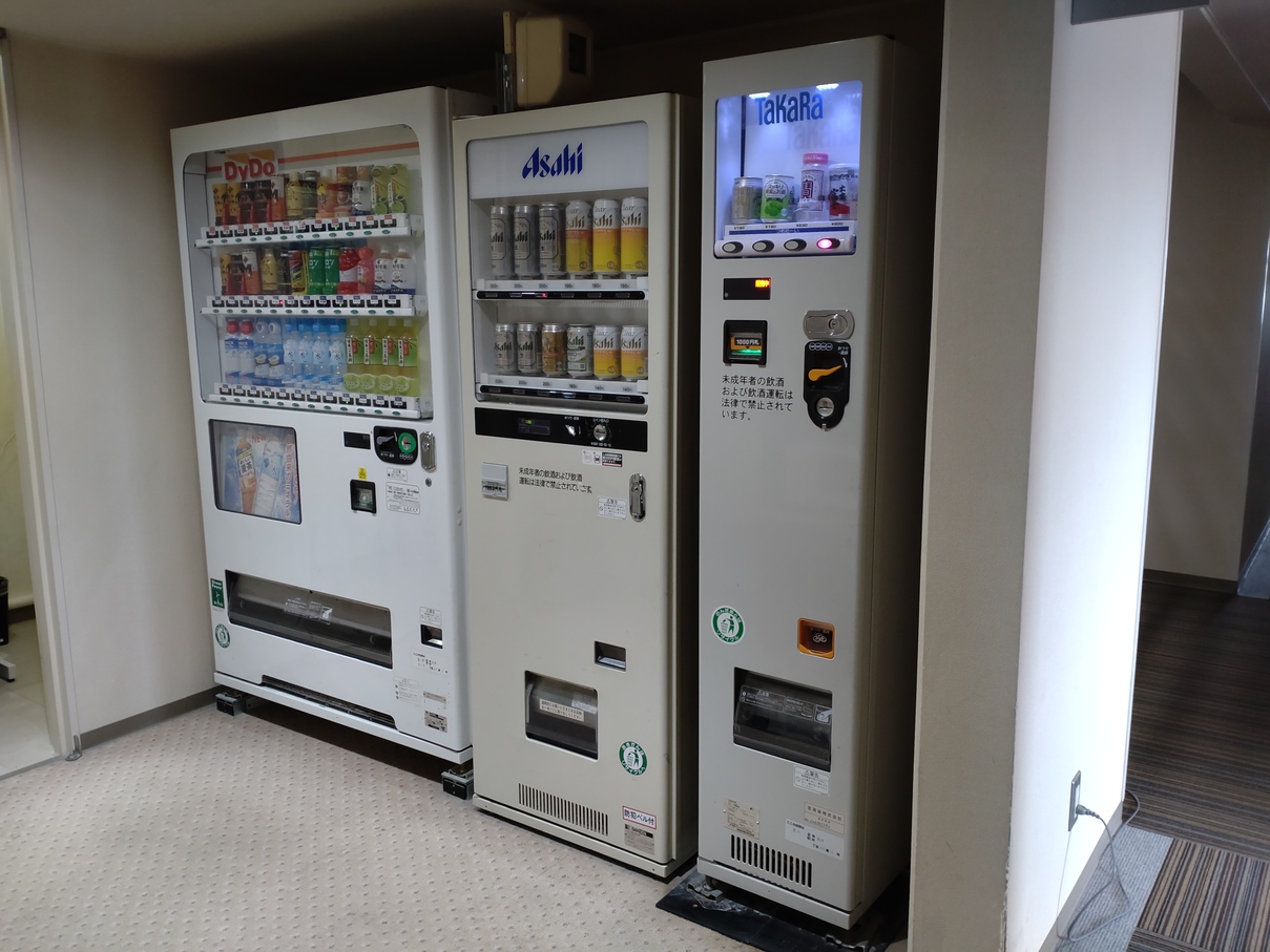 3階に自販機設置アルコール類・ジュース類