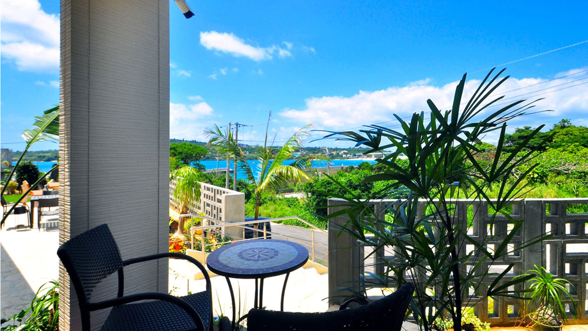 【フロント側1F】開放感あふれるベランダで、沖縄ブルーの海をお楽しみください。