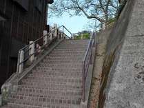 下田公園への階段アニメ夏色キセキで観光スポットに
