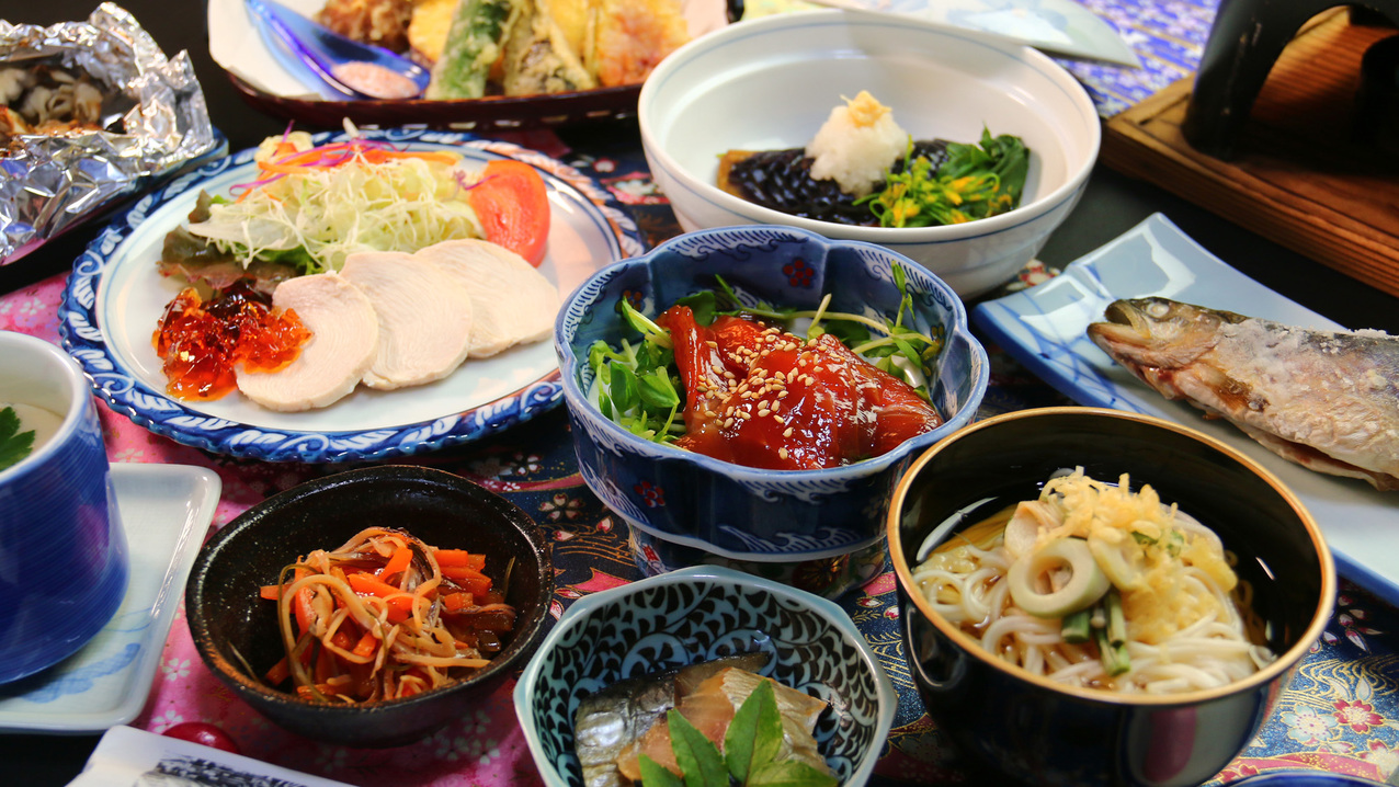 #夏の夕食 野菜がたっぷりとれるヘルシーな料理でありながら物足りなさを感じない味付けが会津料理の特徴