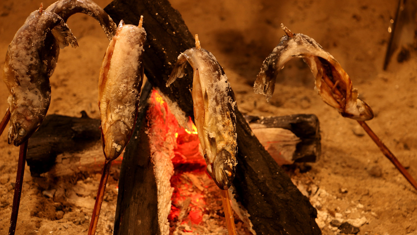 #囲炉裏で焼く岩魚の塩焼きは絶品