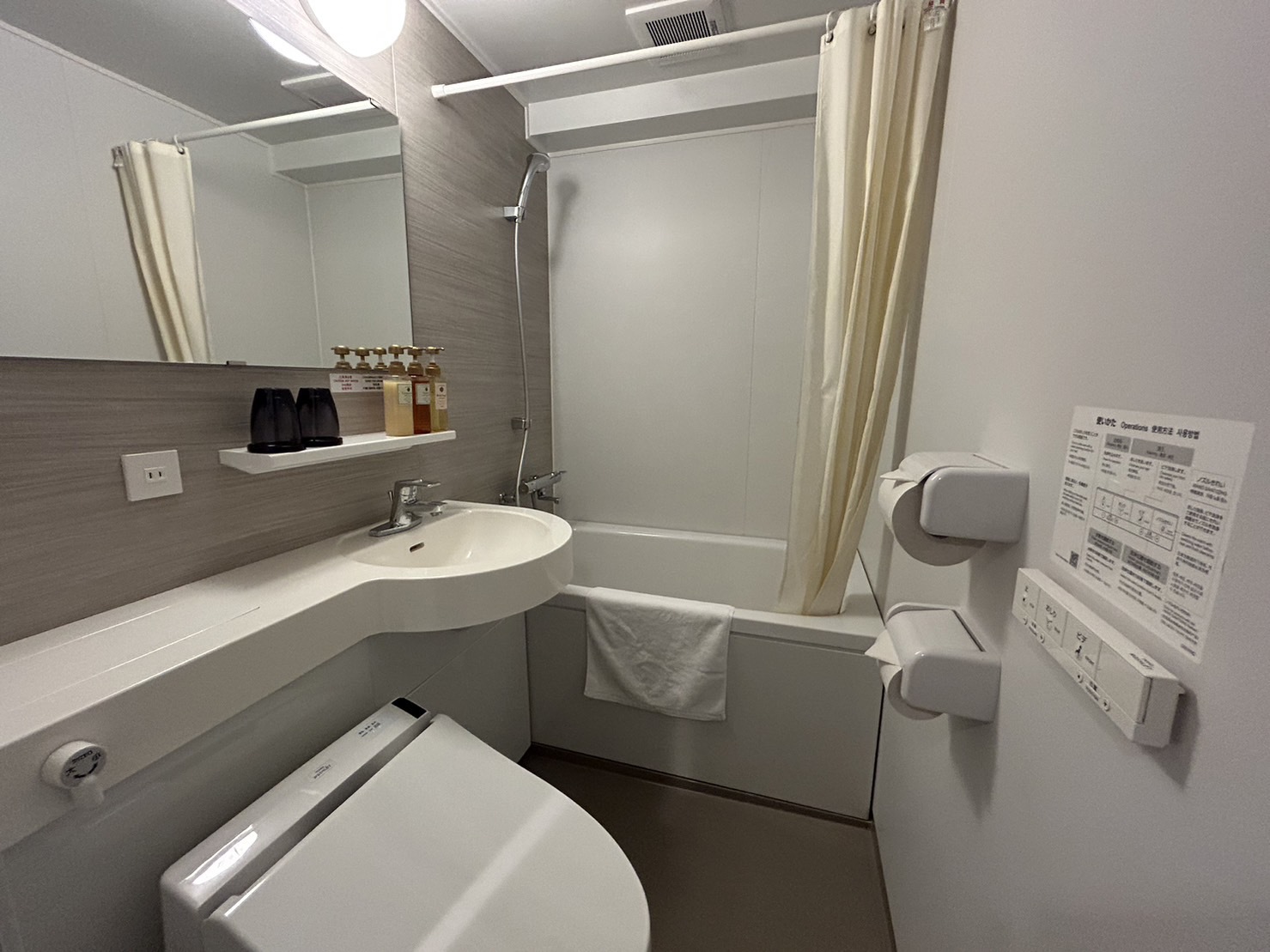 【客室設備】清潔感のあるバス・トイレを保てるように心がけております。