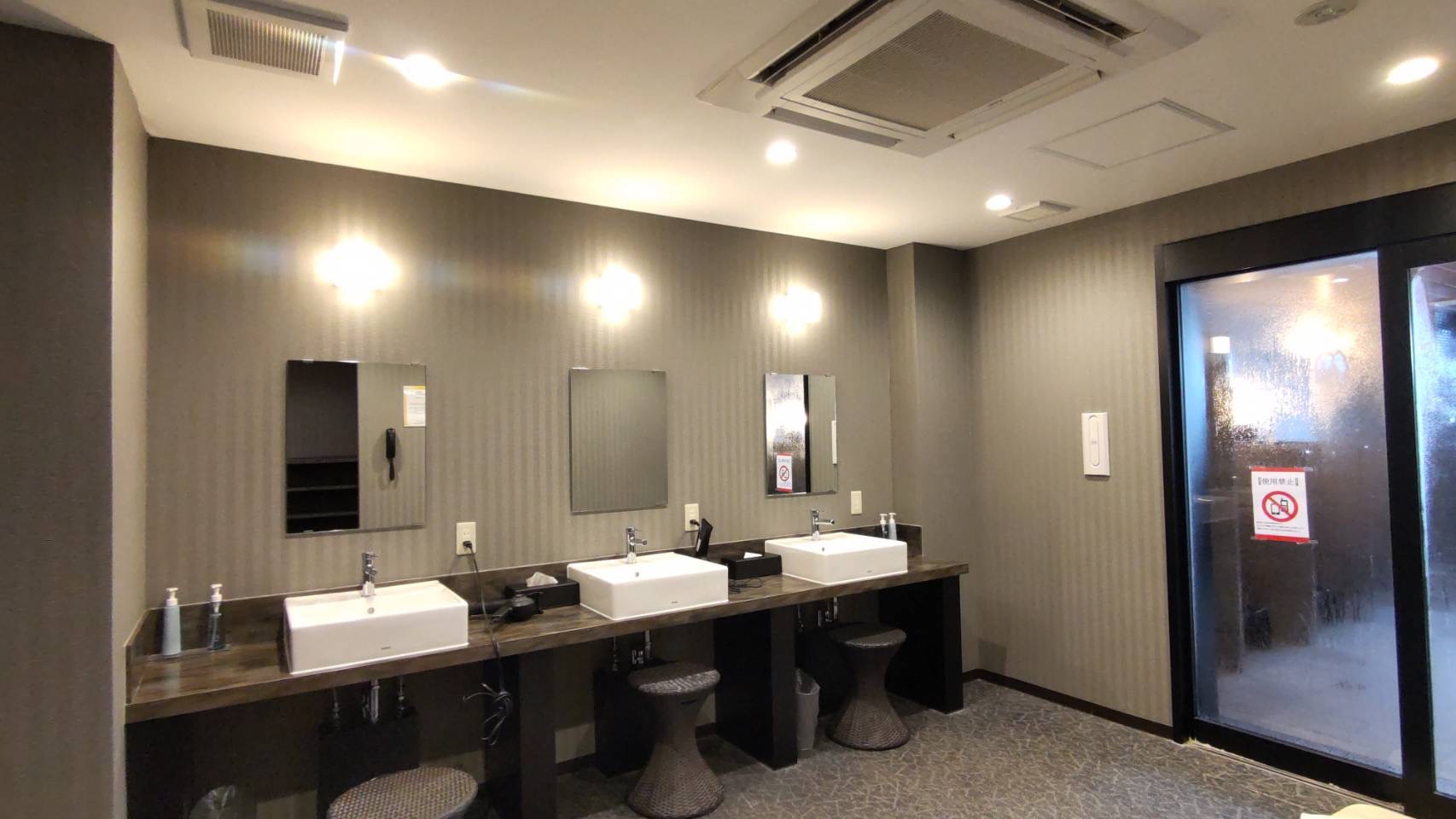 【大浴場】脱衣場もゆったりできる広さを確保しております。