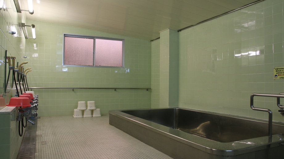 *【施設一例】男性用浴場。ご利用時間は16：00〜22：00です。