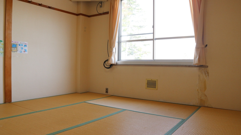 *【和室8畳一例】こじんまりとした和室。窓からは琵琶湖をご覧いただけます。