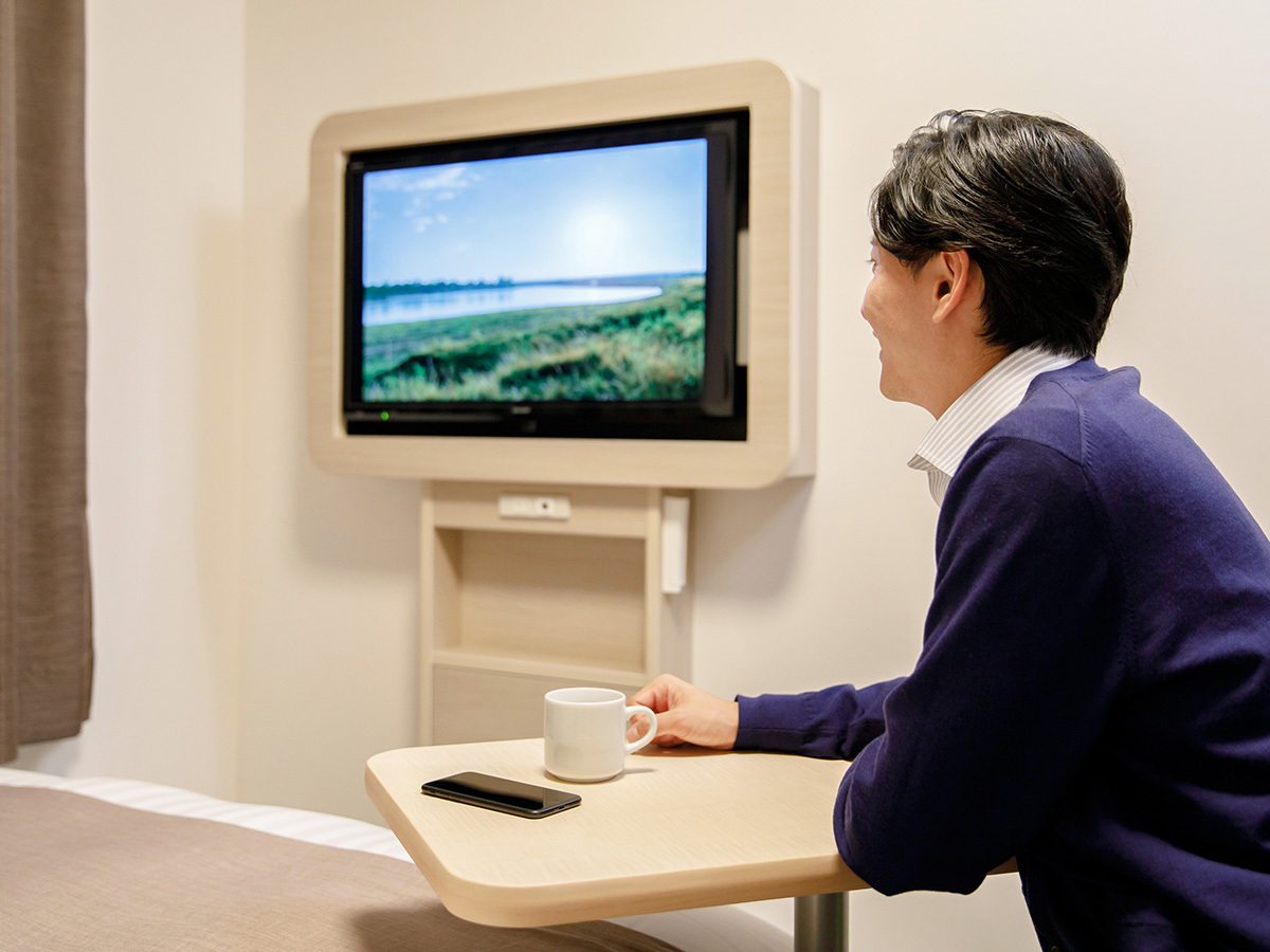 自由なデスクレイアウト仕事の後はリビングスタイルに♪テレビを見ながらお寛ぎいただけます
