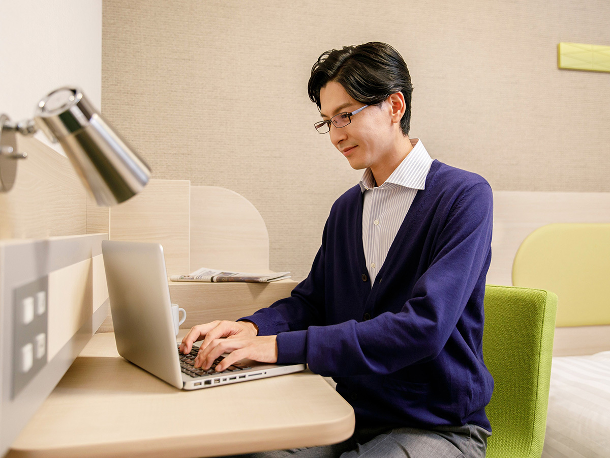 自由なデスクレイアウトUSBコンセントでPC作業やデバイス充電にもお仕事に便利な壁向き仕様