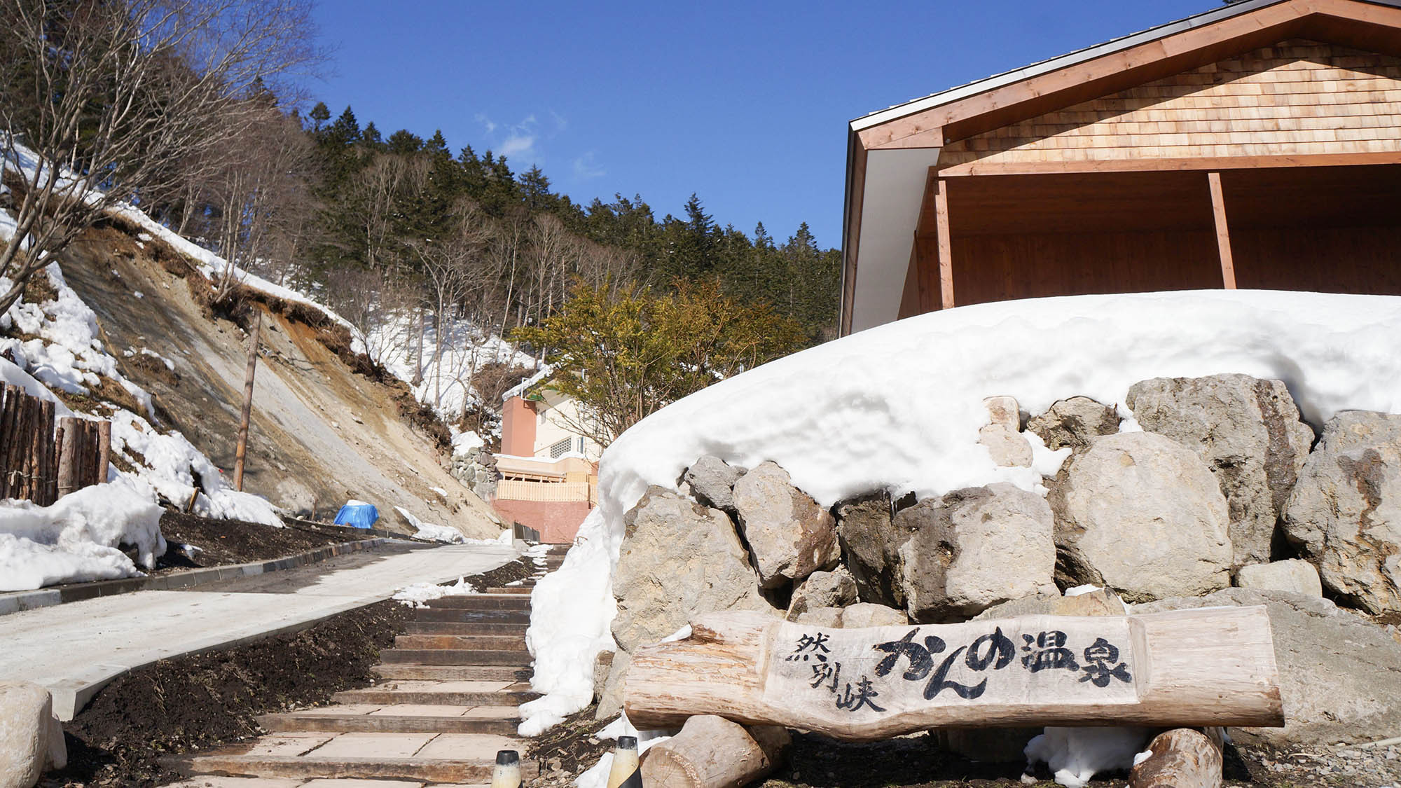 ・【外観／入り口】古き良き名湯の味わいを残した深山の一軒宿の秘湯