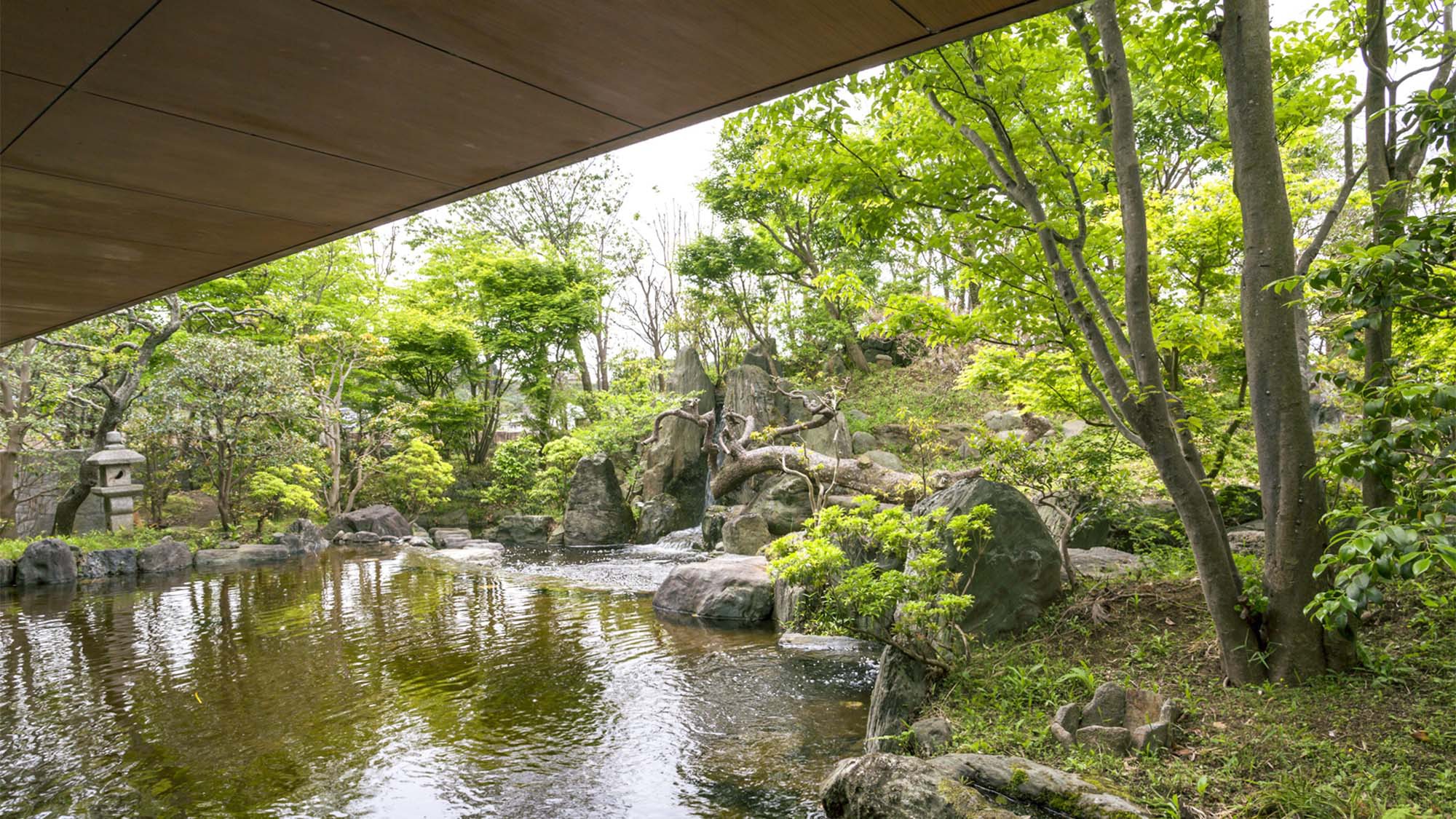 ・まるで大自然に包まれるような翠風荘の日本庭園