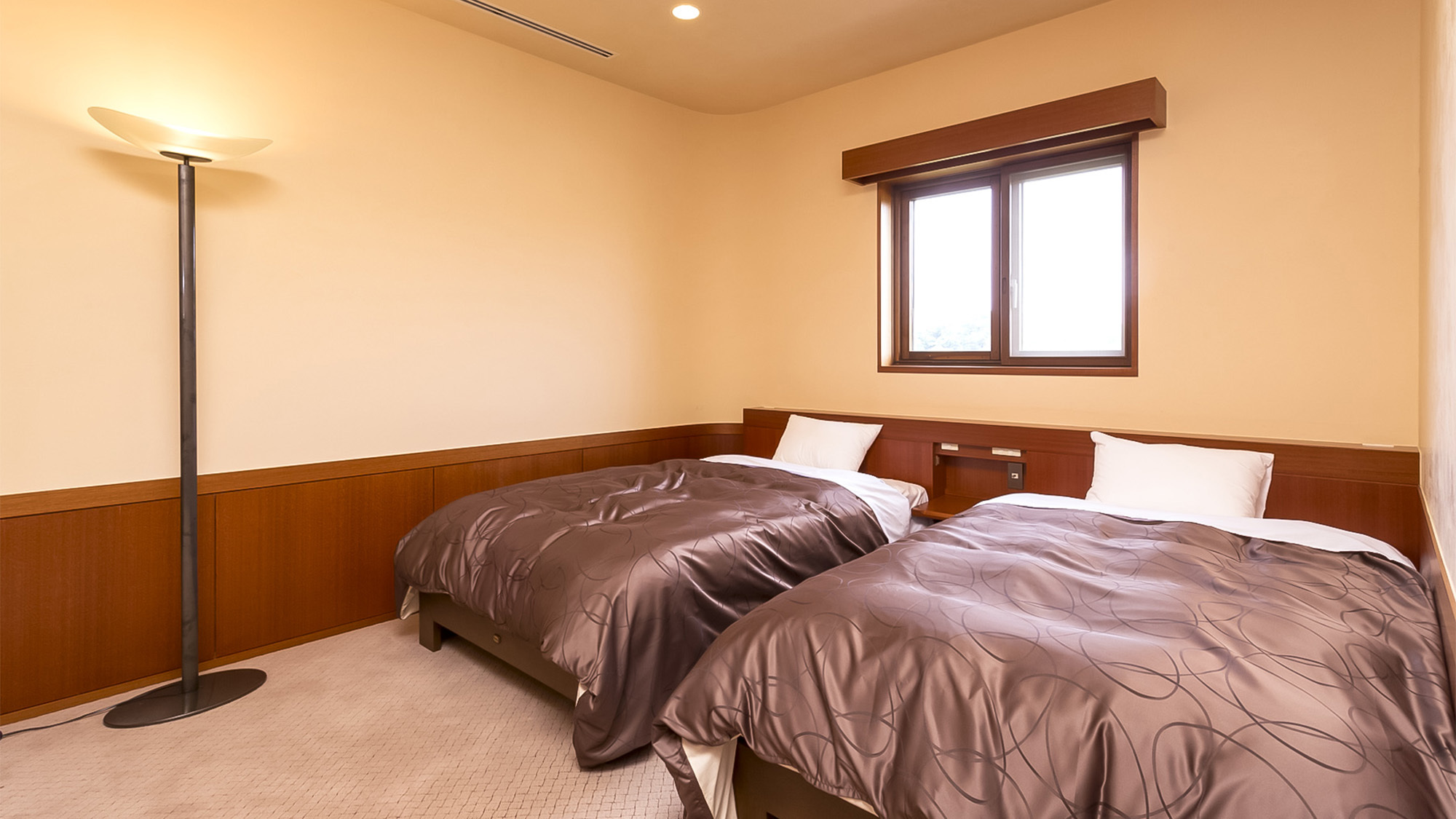 ・貴賓室VIPルームセミダブルサイズベッドを２台配した寝室