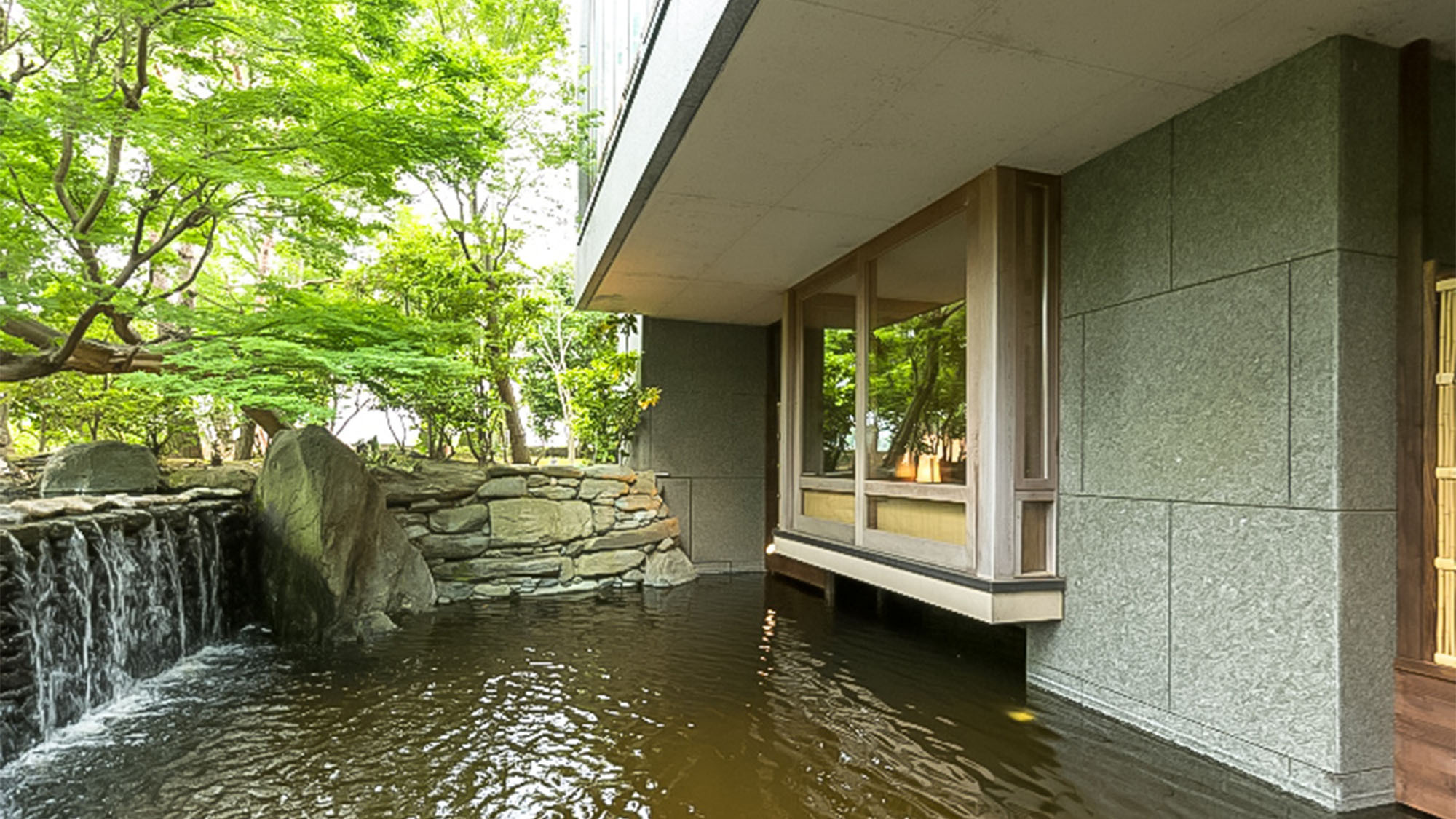 ・日本庭園から眺めるメゾネットタイプの客室外観