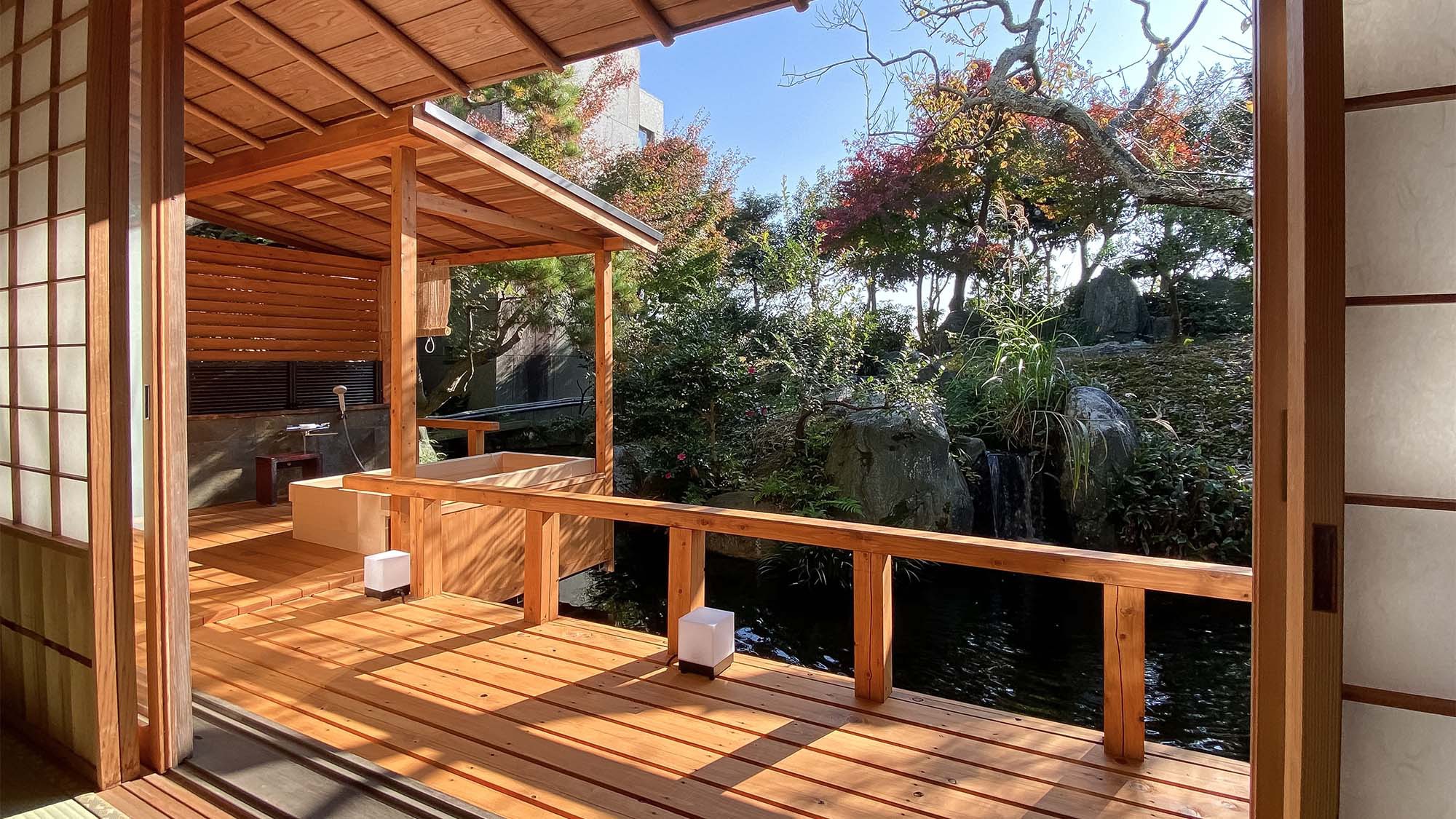 ・離れ客室専用の露天風呂と季節の移ろいを感じる日本庭園