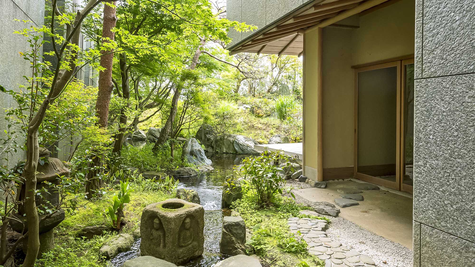 ・離れの客室への続く心静まる日本庭園