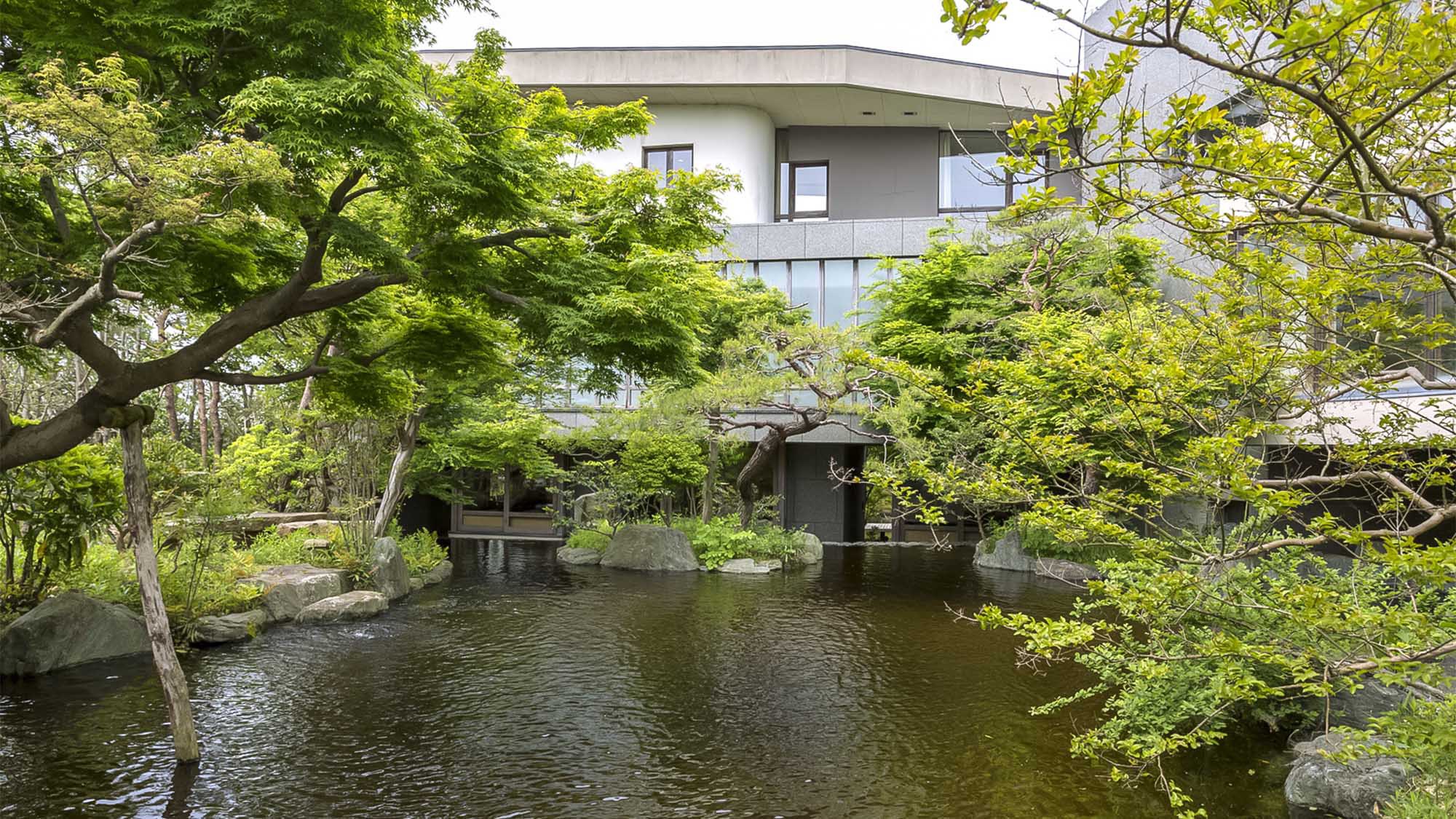 ・新緑が爽やかな日本庭園