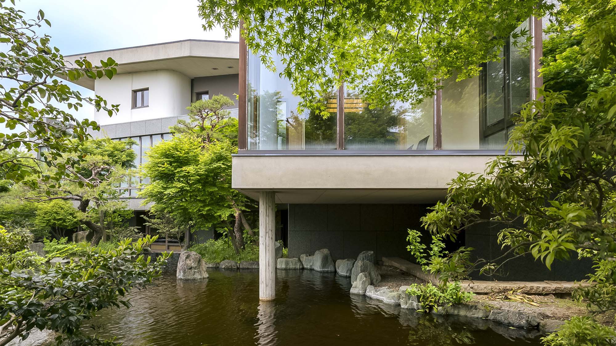 ・日本庭園から眺める翠風荘の建物