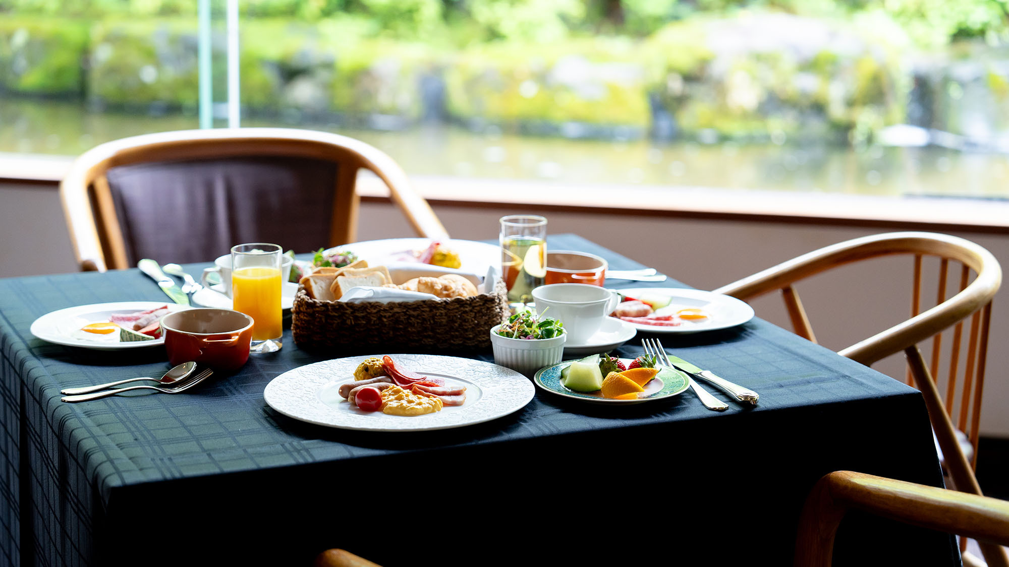 朝の光と季節を感じる朝食会場