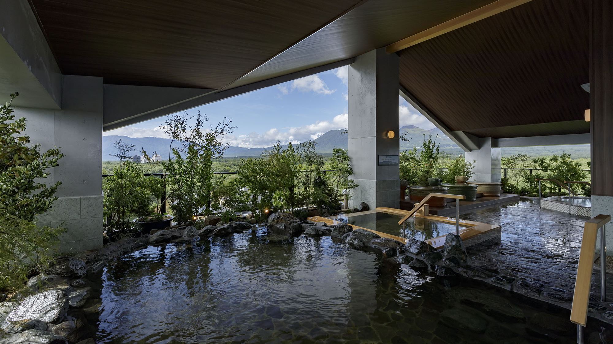  【最上階展望露天風呂】那須の自然に溶け込み、風景と調和する露天風呂