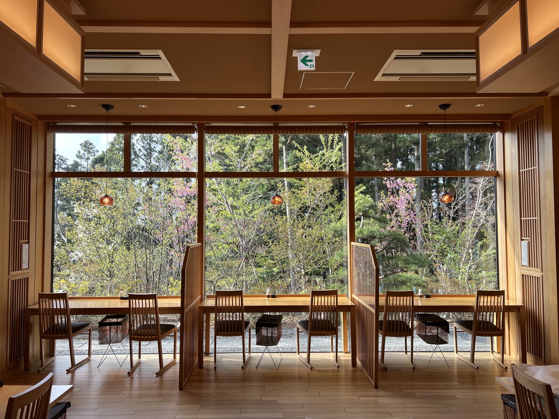 【レストラン】レストランからも桜を見る事ができます。