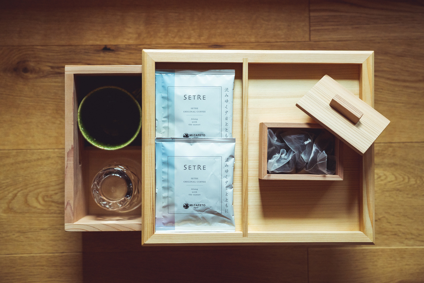 客室アメニティ／吉野杉BOX・オリジナル珈琲・巽茶園のお茶