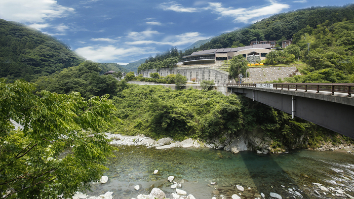 【外観】“;日本一の清流”;穴吹川周辺に位置。生活音が少ない、自然に囲まれた環境です