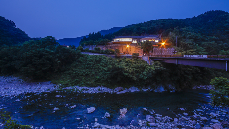 【外観】“;日本一の清流”;穴吹川周辺に位置。生活音が少ない、自然に囲まれた環境です