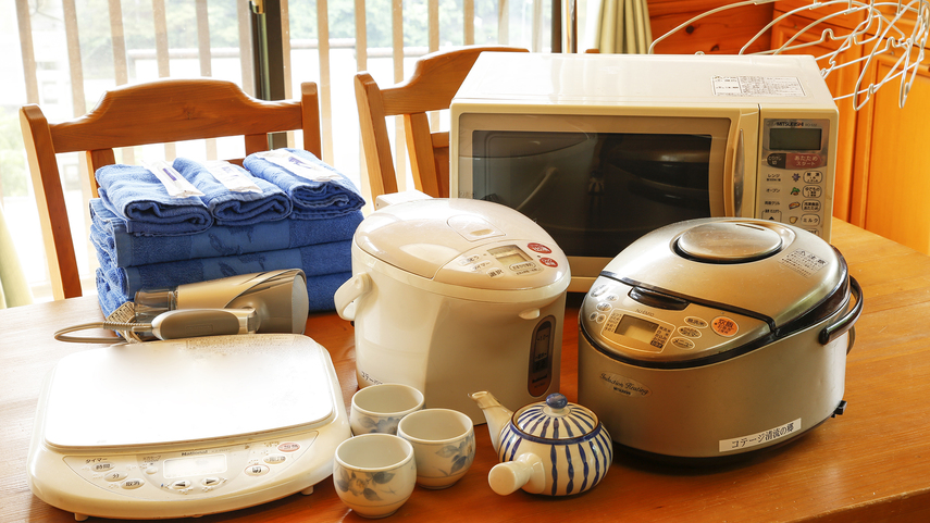 【コテージ客室設備】炊飯器やレンジ、IHコンロなどキッチン用品も完備しております