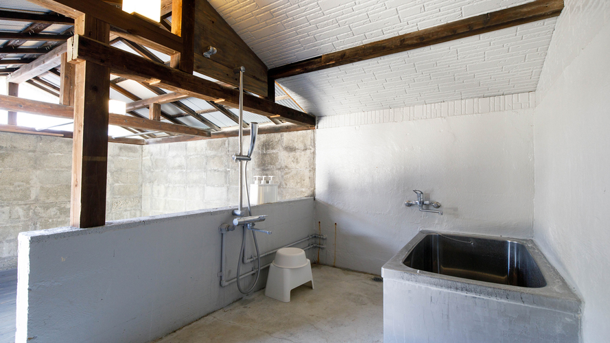 「海みるテラスの宿」浴ドコロ脱衣スペース、シャワー、浴槽を完備しています。