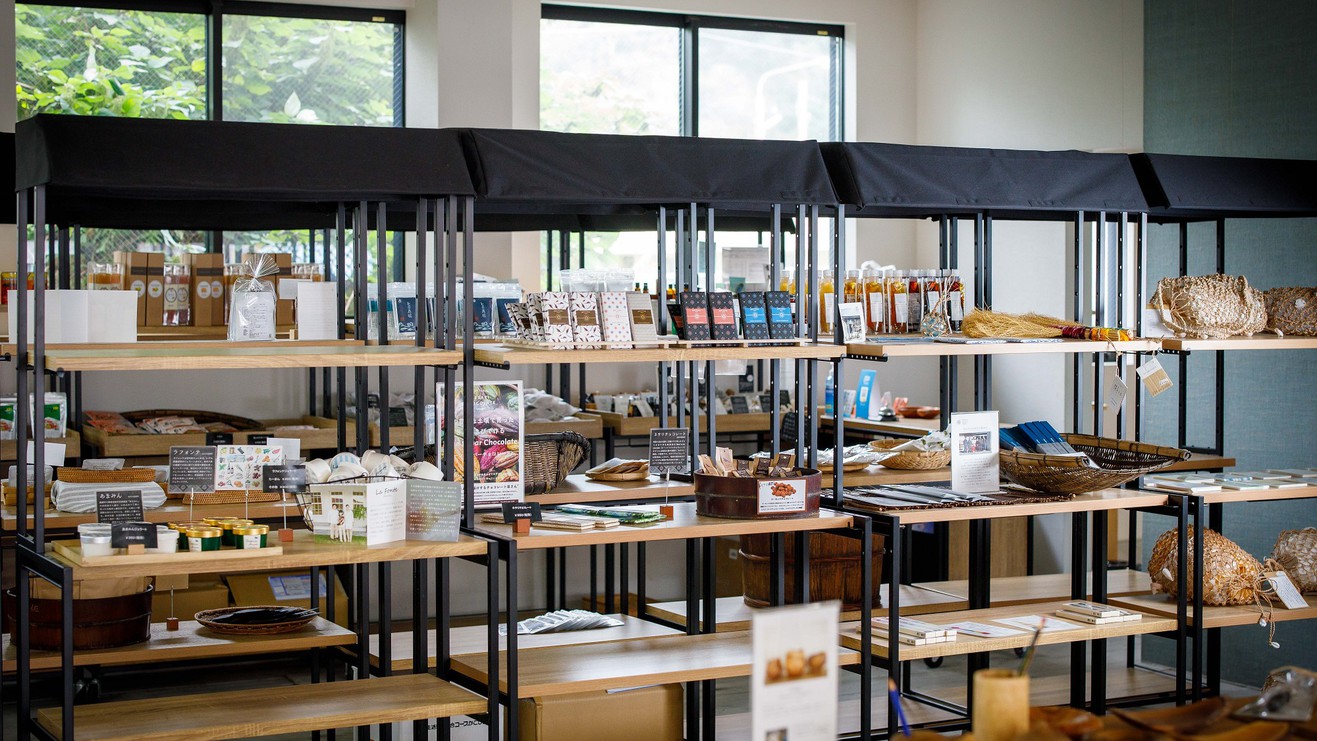 「伝泊 奄美 ホテル」奄美産マーケット他では見られない、島ならではの商品をラインナップ