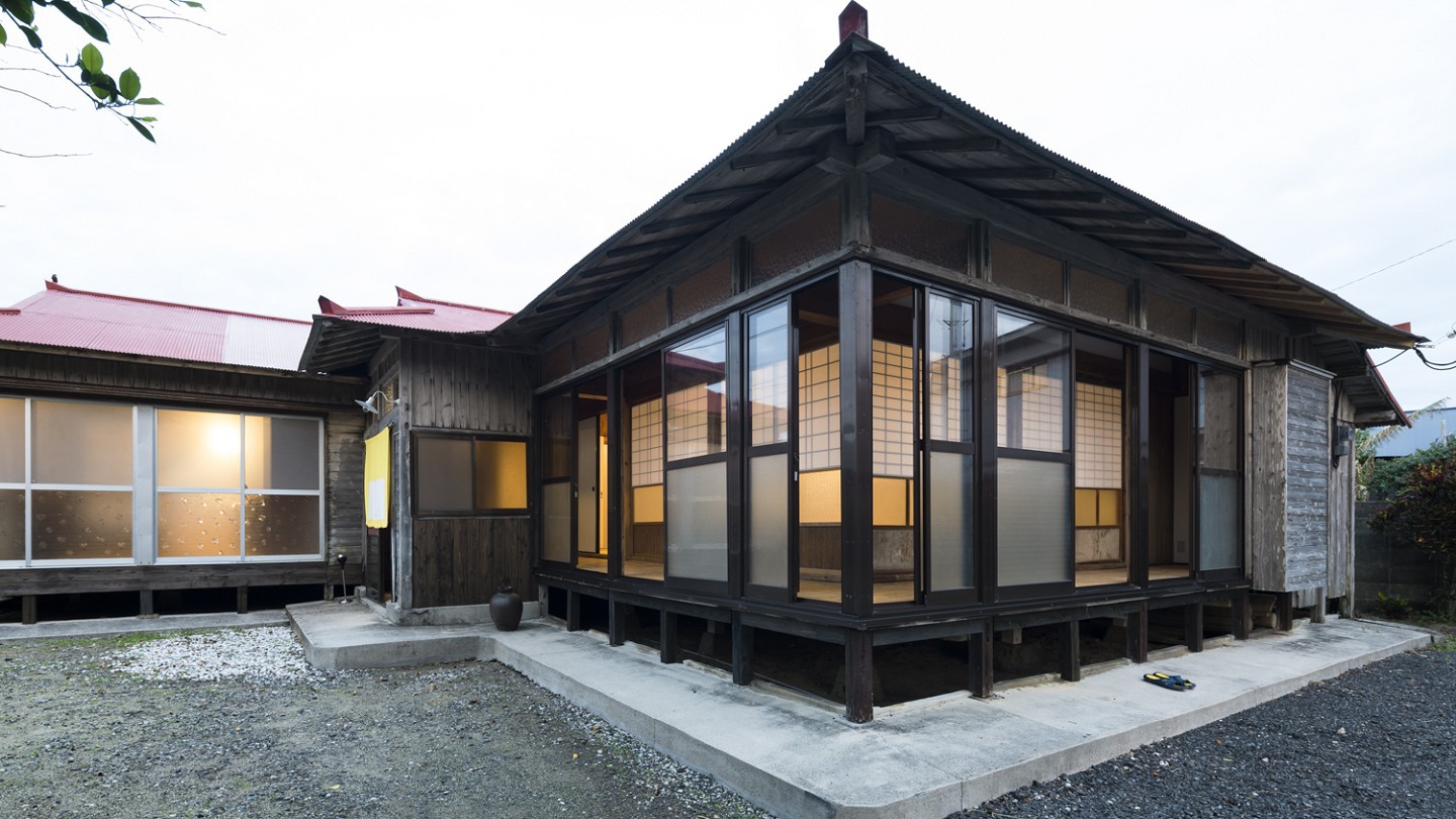 「高倉のある宿」外観母屋は広々として風通しがよく、心地よい空間