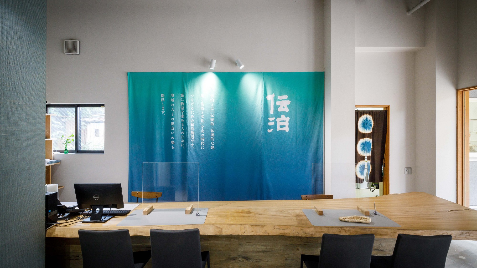 「伝泊 赤木名 ホテル」フロントお泊まりになる古民家のカギをお渡しいたします